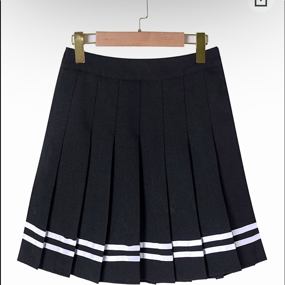 Black and white Pleaded skirt with two stripes at the end